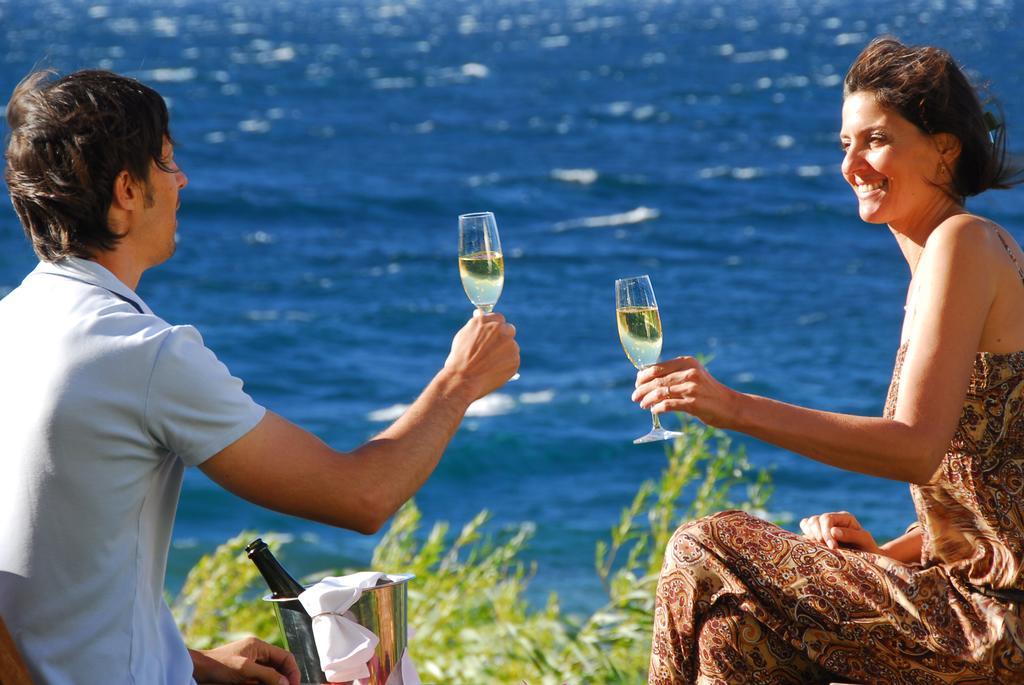 فندق أجنحة وسبا ألما ديل لاغو سان كارلوس دي باريلوتشي المظهر الخارجي الصورة A couple drinking champagne