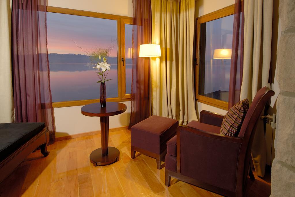 فندق أجنحة وسبا ألما ديل لاغو سان كارلوس دي باريلوتشي المظهر الخارجي الصورة A room at the hotel