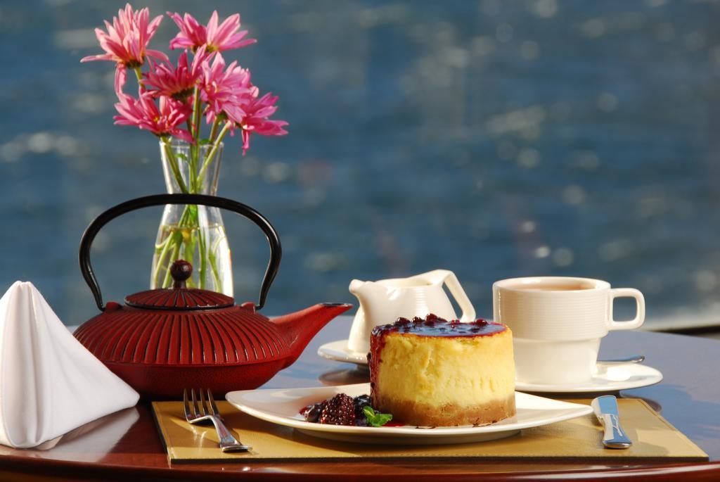 فندق أجنحة وسبا ألما ديل لاغو سان كارلوس دي باريلوتشي المظهر الخارجي الصورة A tea party