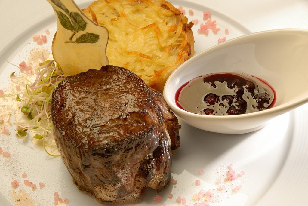 فندق أجنحة وسبا ألما ديل لاغو سان كارلوس دي باريلوتشي المظهر الخارجي الصورة A steak with a potato and a sauce