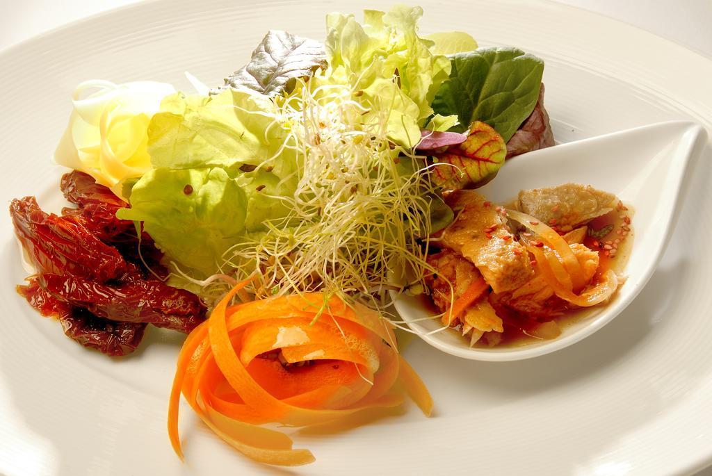 فندق أجنحة وسبا ألما ديل لاغو سان كارلوس دي باريلوتشي المظهر الخارجي الصورة A salad with sprouted alfalfa