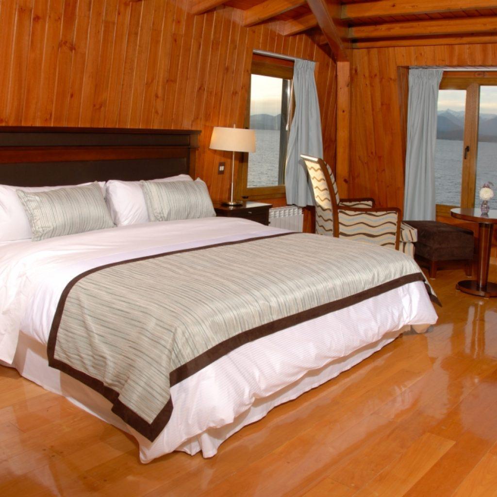 فندق أجنحة وسبا ألما ديل لاغو سان كارلوس دي باريلوتشي المظهر الخارجي الصورة A bedroom in the hotel