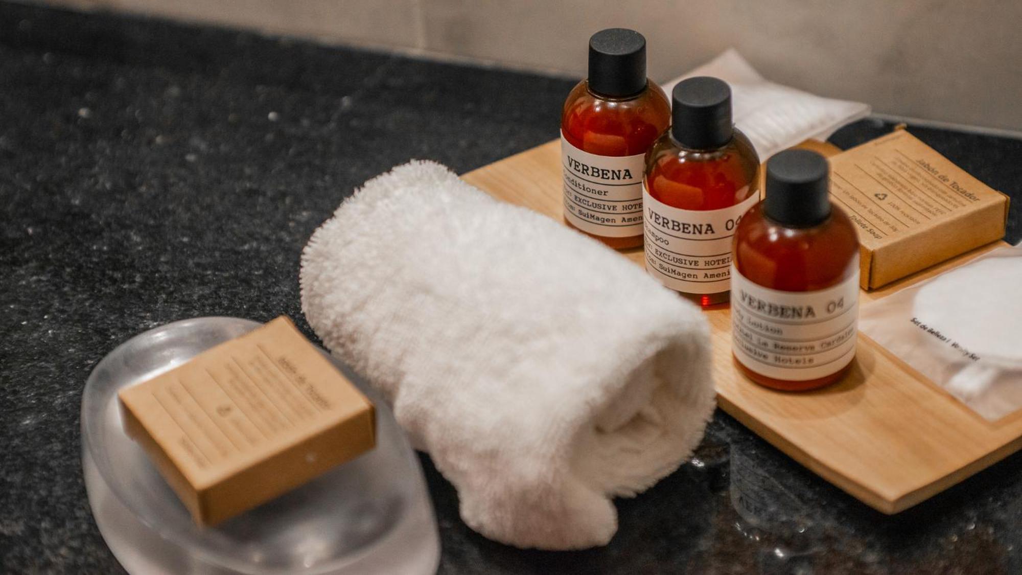فندق أجنحة وسبا ألما ديل لاغو سان كارلوس دي باريلوتشي المظهر الخارجي الصورة A selection of toiletries in a hotel bathroom