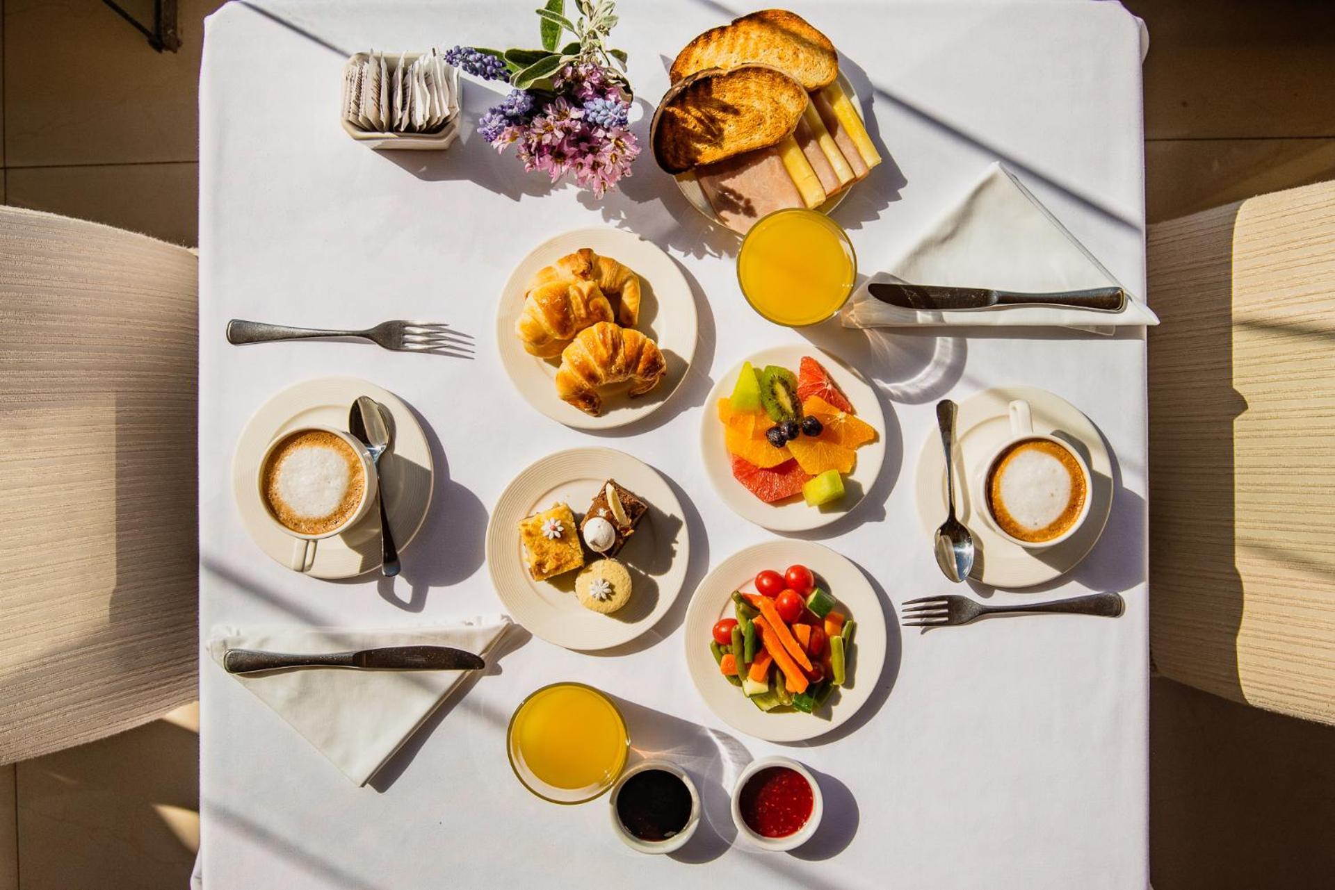 فندق أجنحة وسبا ألما ديل لاغو سان كارلوس دي باريلوتشي المظهر الخارجي الصورة A typical breakfast