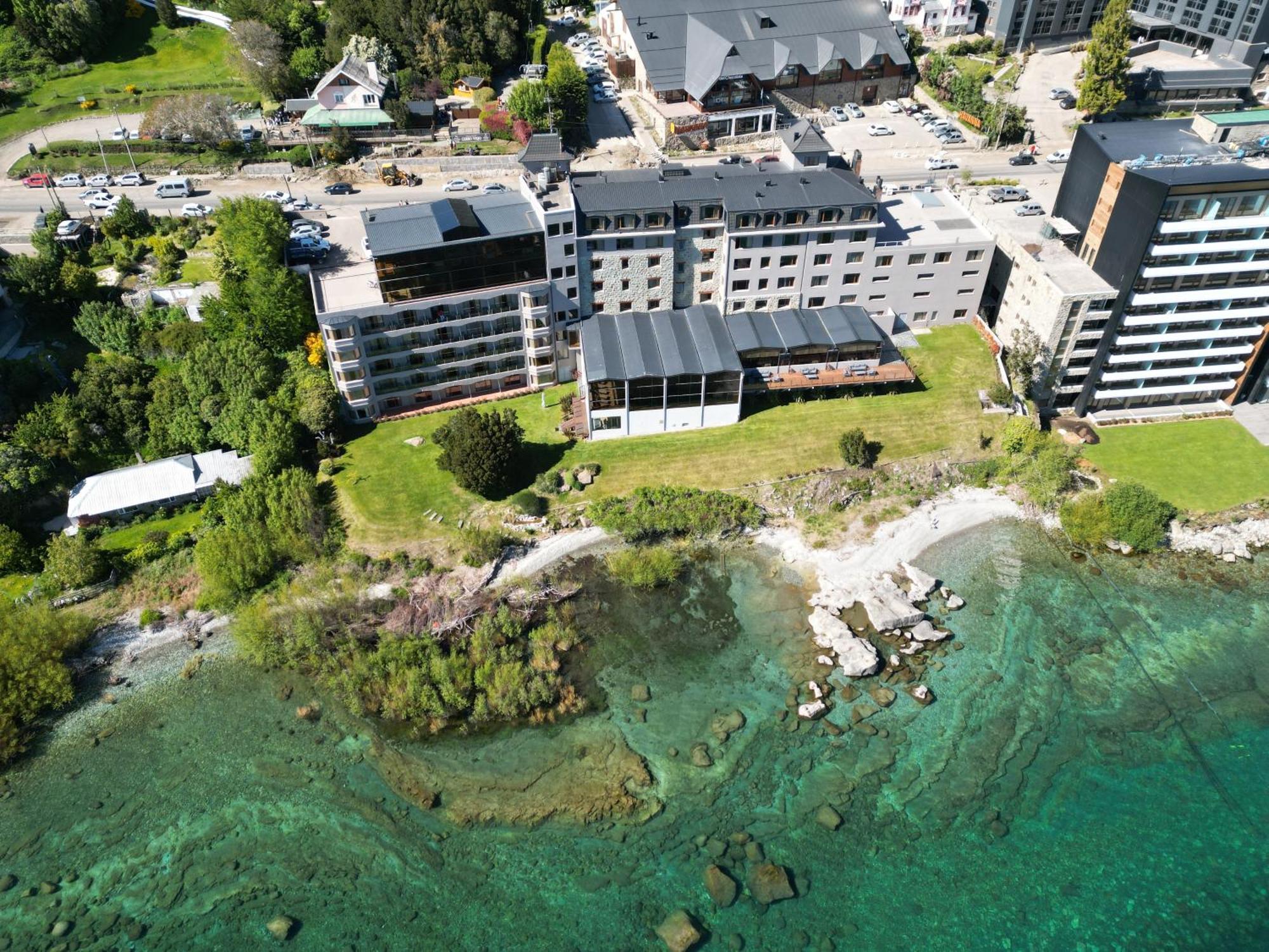 فندق أجنحة وسبا ألما ديل لاغو سان كارلوس دي باريلوتشي المظهر الخارجي الصورة Aerial view of the hotel