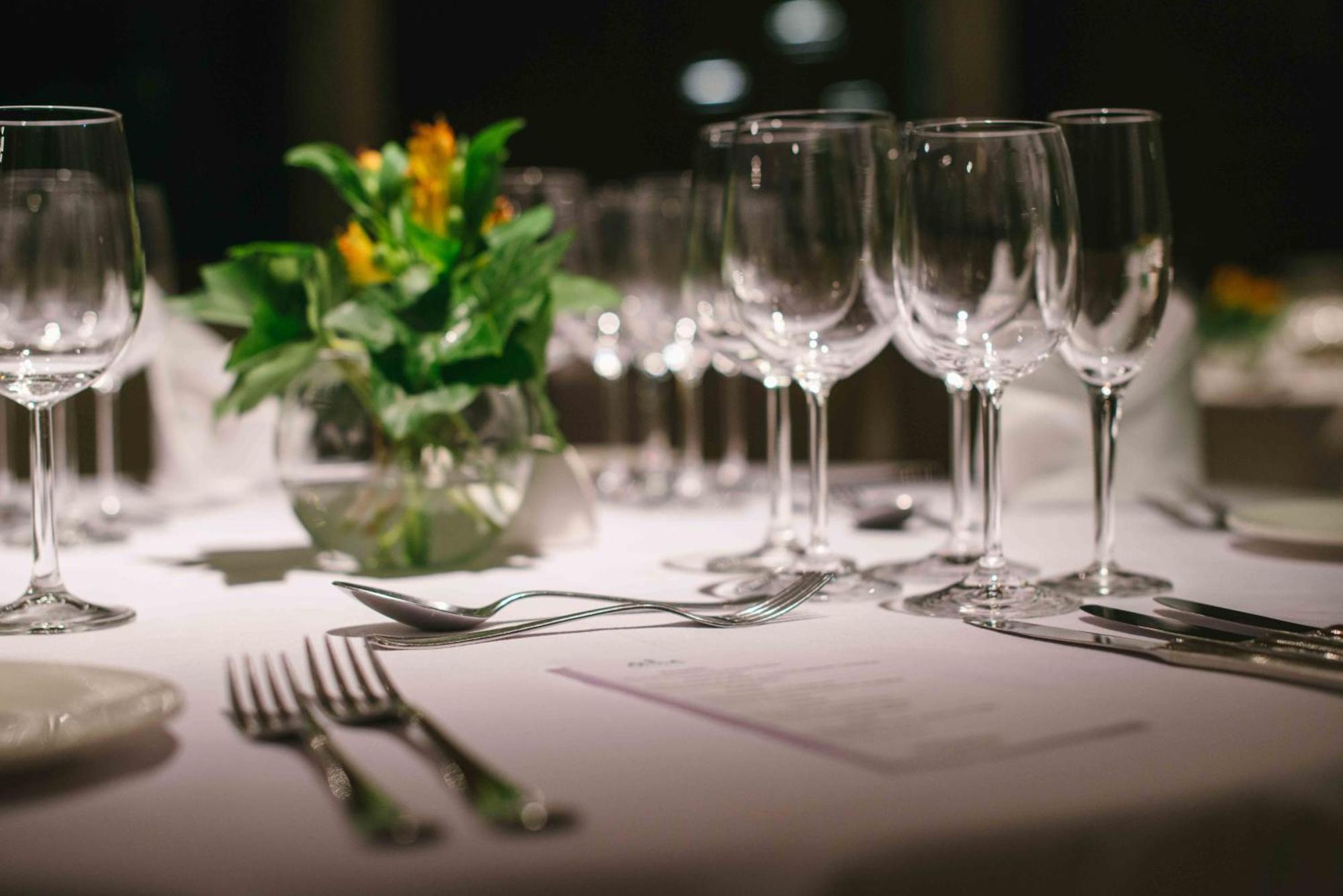 فندق أجنحة وسبا ألما ديل لاغو سان كارلوس دي باريلوتشي المظهر الخارجي الصورة Wine glasses at a wine tasting