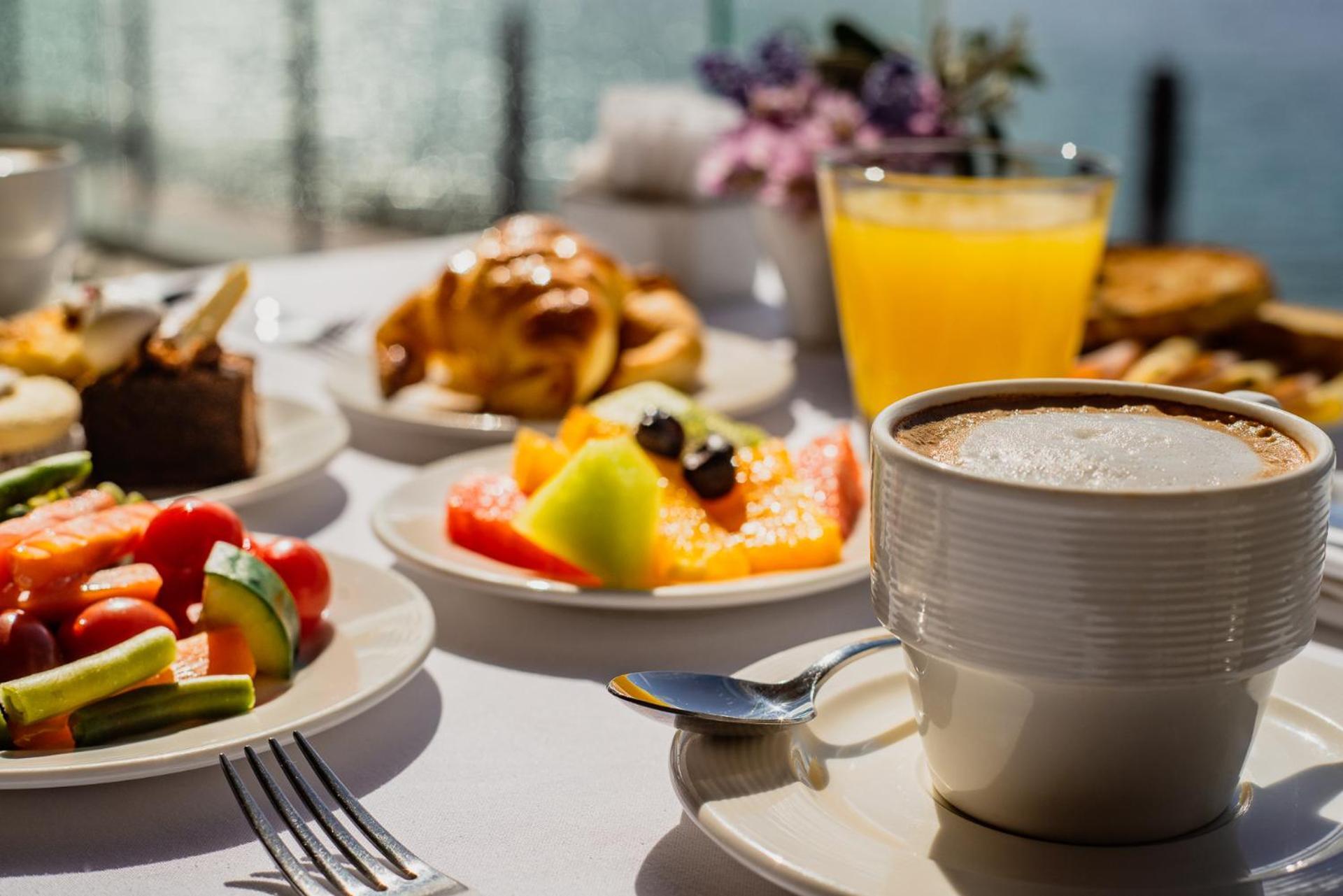 فندق أجنحة وسبا ألما ديل لاغو سان كارلوس دي باريلوتشي المظهر الخارجي الصورة A continental breakfast