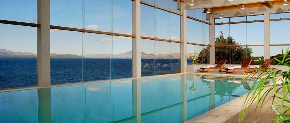 فندق أجنحة وسبا ألما ديل لاغو سان كارلوس دي باريلوتشي المظهر الخارجي الصورة The pool at the hotel