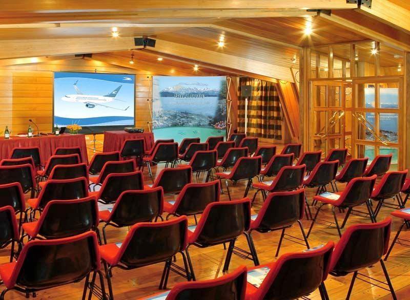 فندق أجنحة وسبا ألما ديل لاغو سان كارلوس دي باريلوتشي المظهر الخارجي الصورة The interior of the conference centre