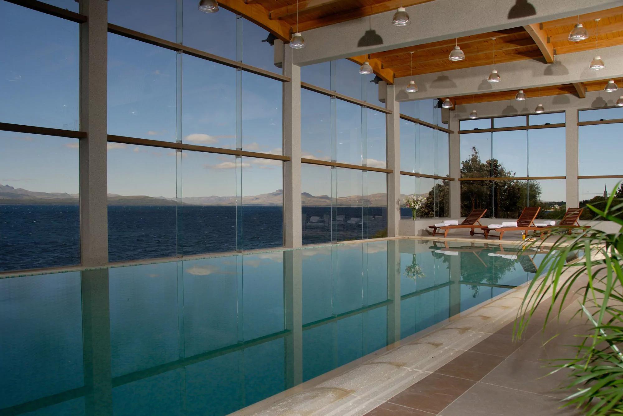 فندق أجنحة وسبا ألما ديل لاغو سان كارلوس دي باريلوتشي المظهر الخارجي الصورة The pool at the hotel