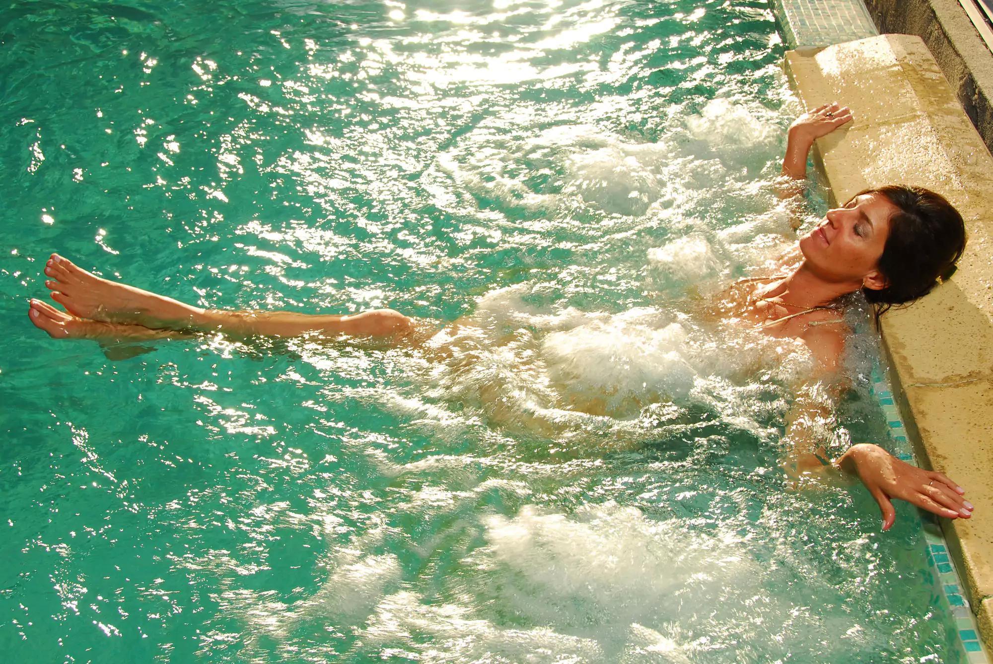 فندق أجنحة وسبا ألما ديل لاغو سان كارلوس دي باريلوتشي المظهر الخارجي الصورة A woman relaxing in a spa