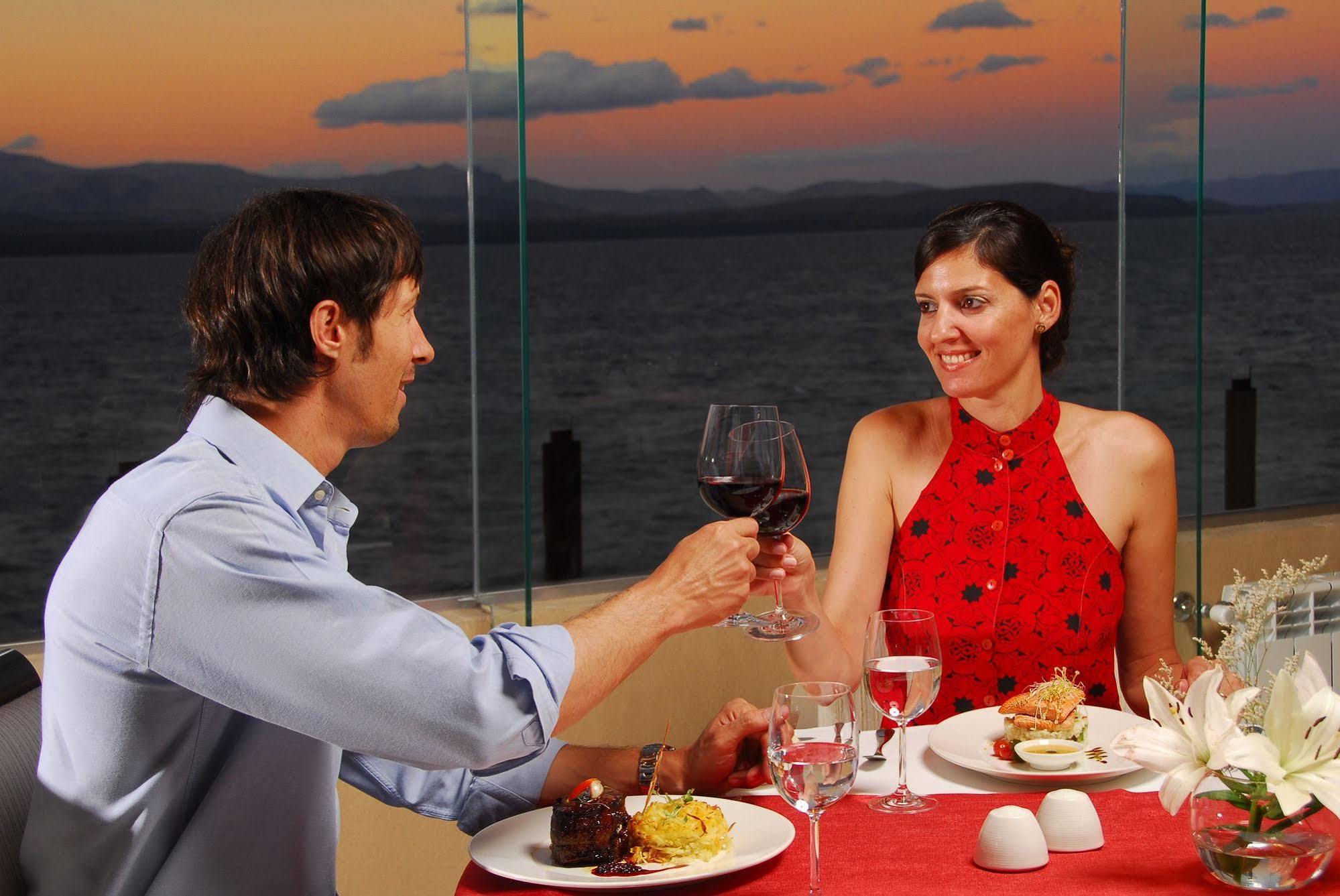 فندق أجنحة وسبا ألما ديل لاغو سان كارلوس دي باريلوتشي المظهر الخارجي الصورة A couple dining together