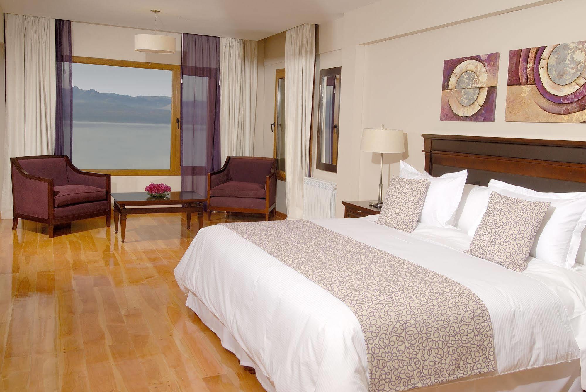 فندق أجنحة وسبا ألما ديل لاغو سان كارلوس دي باريلوتشي المظهر الخارجي الصورة A bedroom at the hotel