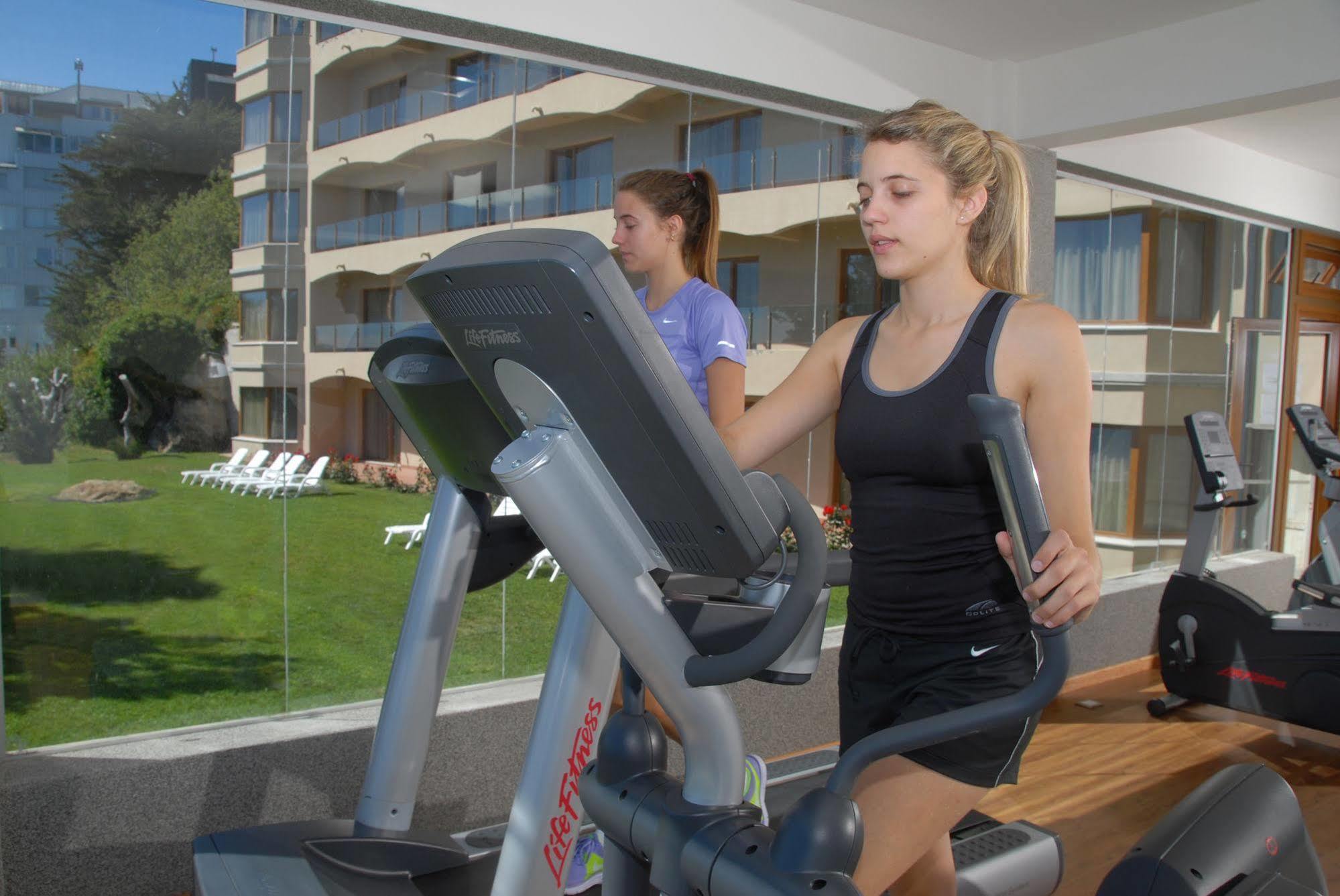 فندق أجنحة وسبا ألما ديل لاغو سان كارلوس دي باريلوتشي المظهر الخارجي الصورة A woman on a cross trainer